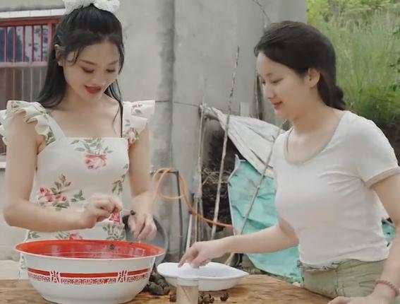 唐小鱼穿连衣裙内衣外露引争议：离被封不远了