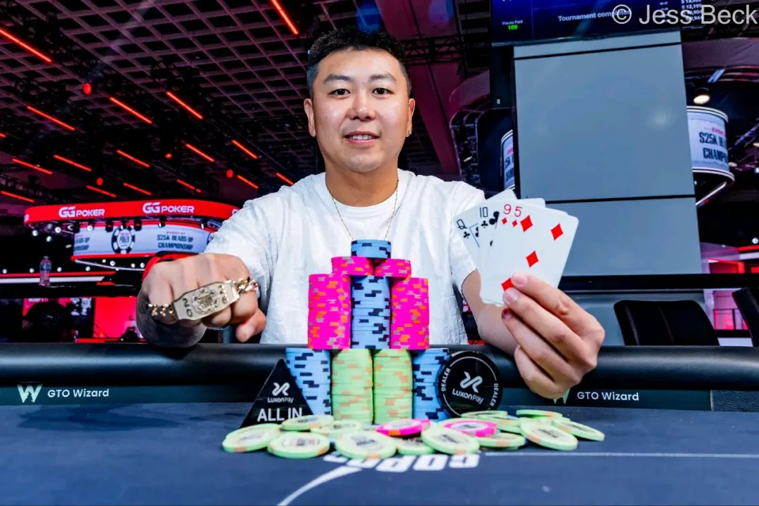【GG扑克】2026 WSOP | 王阳勇夺$5,000底池限额奥马哈冠军，拿下首条金手链