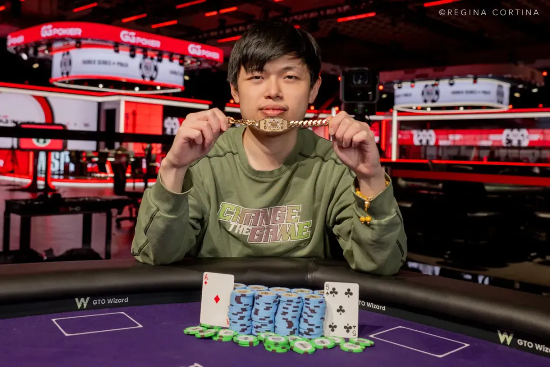 【GG扑克】生涯首进WSOP奖励圈即登顶!华人博士生Honghao Zhang斩获$1500六人桌金手链