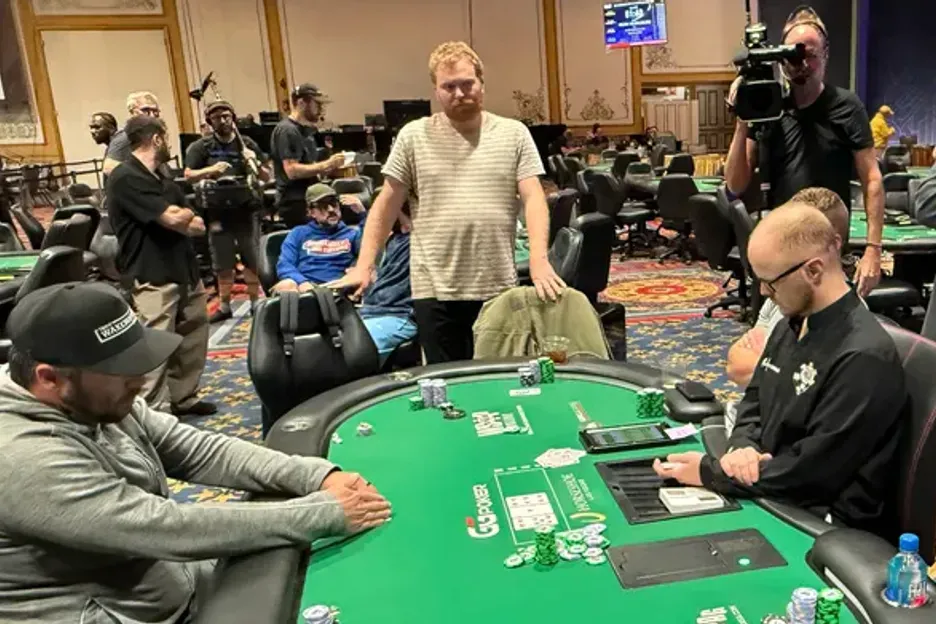 【GG扑克】WSOP主赛事“拖时间门”：为躺赚2万美金，他磨了整整17分钟
