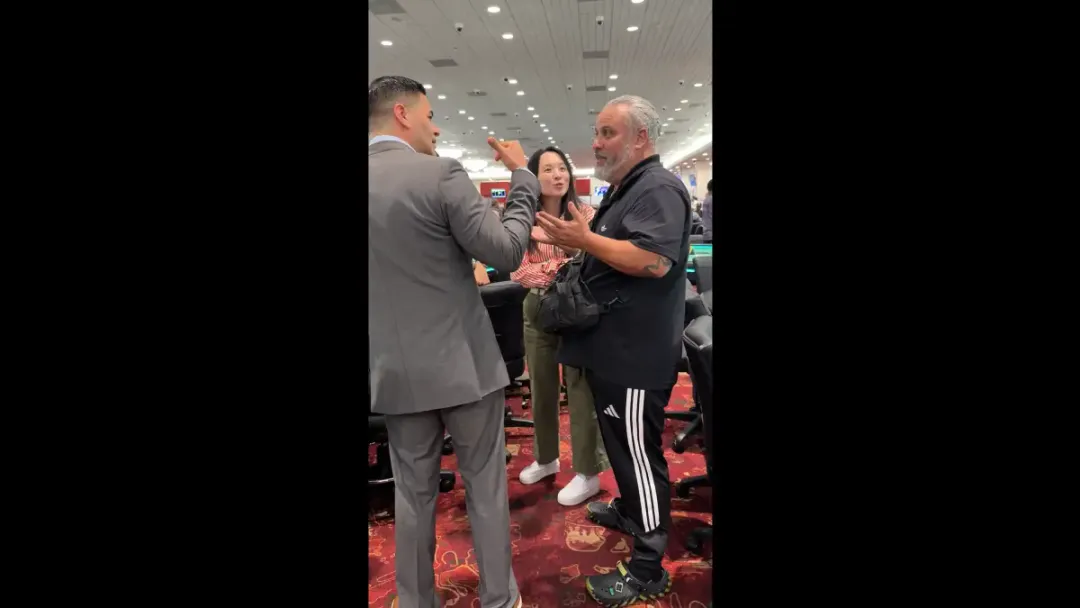 【GG扑克】规则书遇上荒诞剧：他坐错位置，全下了别人的记分牌并输掉，然后整个扑克圈吵翻了